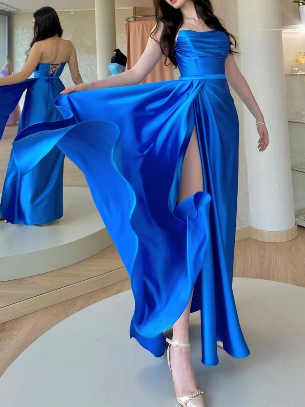 Königsblaues langes A-Linien-Kleid aus Satin mit offenem Rücken und Schlitz