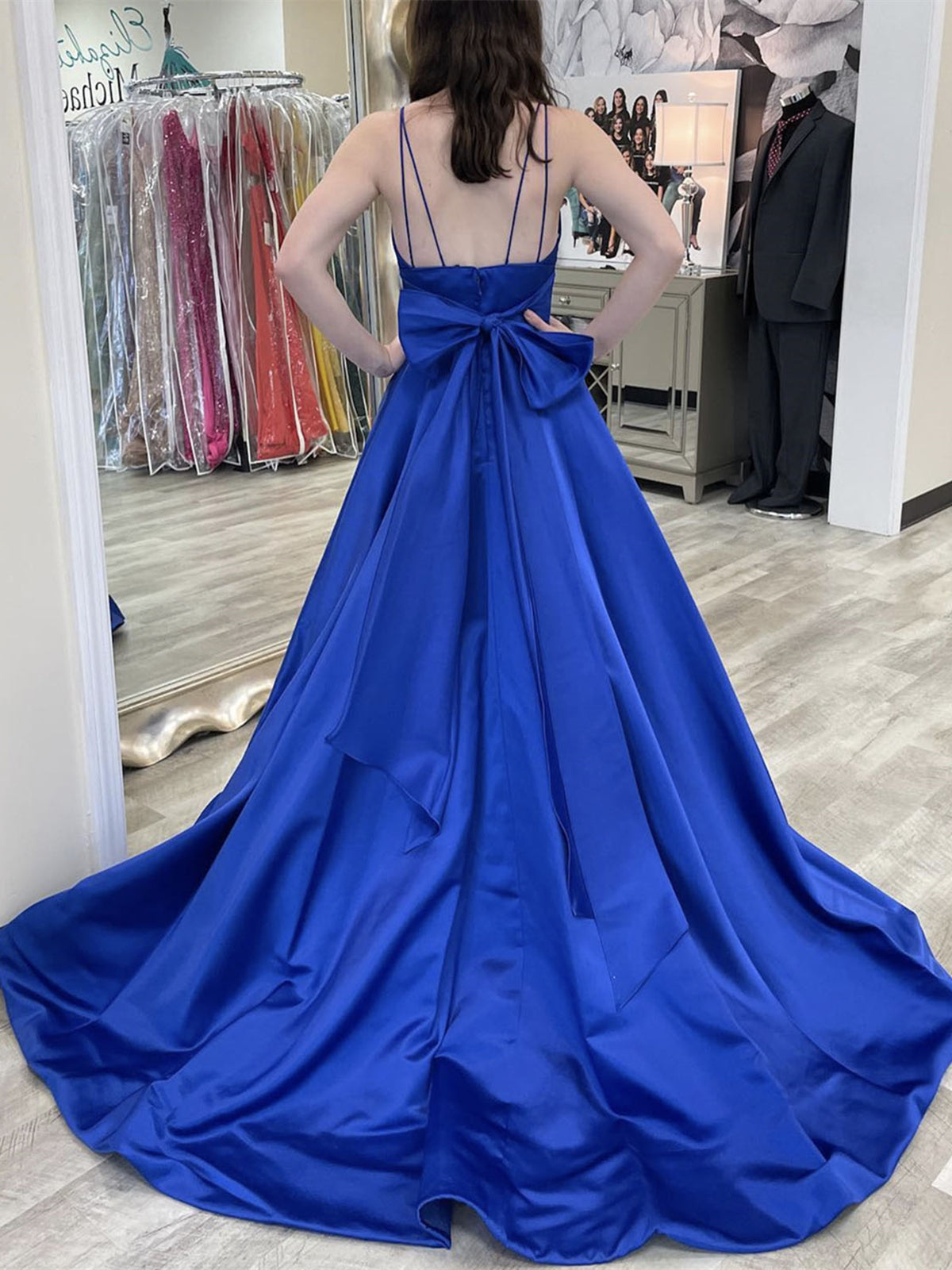 Königsblaues, langes, rückenfreies A-Linien-Ballkleid aus Satin mit V-Ausschnitt