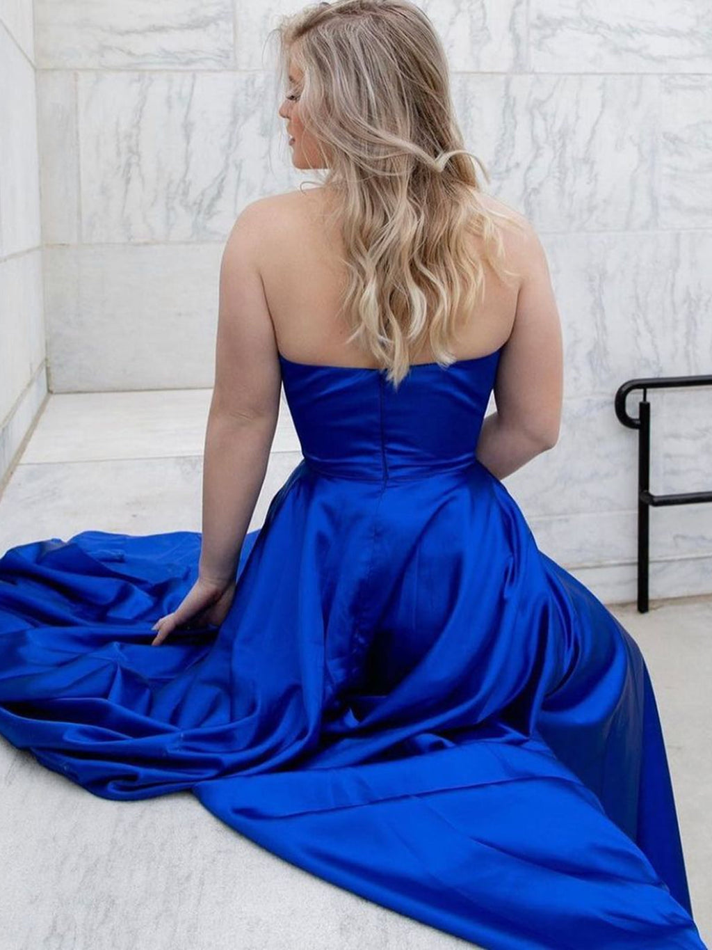 Vestido de graduación azul real largo de satén con escote en V, espalda descubierta y abertura