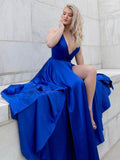 Vestido de graduación azul real largo de satén con escote en V, espalda descubierta y abertura