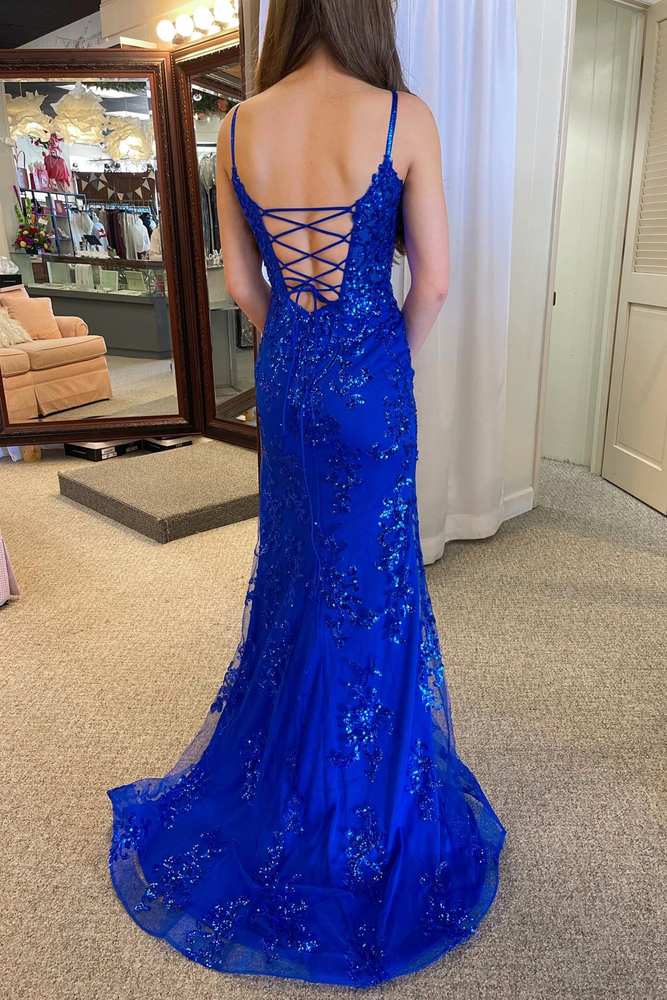 Harmonia | Vestido de fiesta de encaje azul rey con escote pronunciado y cola larga