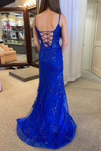 Harmonia | Vestido de fiesta de encaje azul rey con escote pronunciado y cola larga