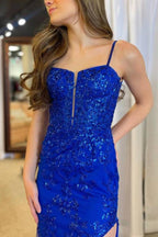 Harmonia | Vestido de fiesta de encaje azul rey con escote pronunciado y cola larga