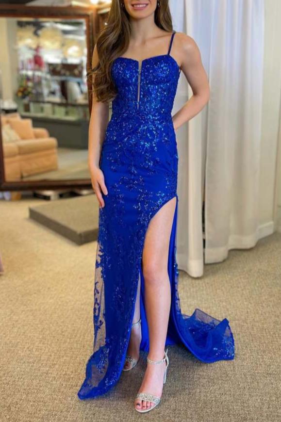 Harmonia | Vestido de fiesta de encaje azul rey con escote pronunciado y cola larga