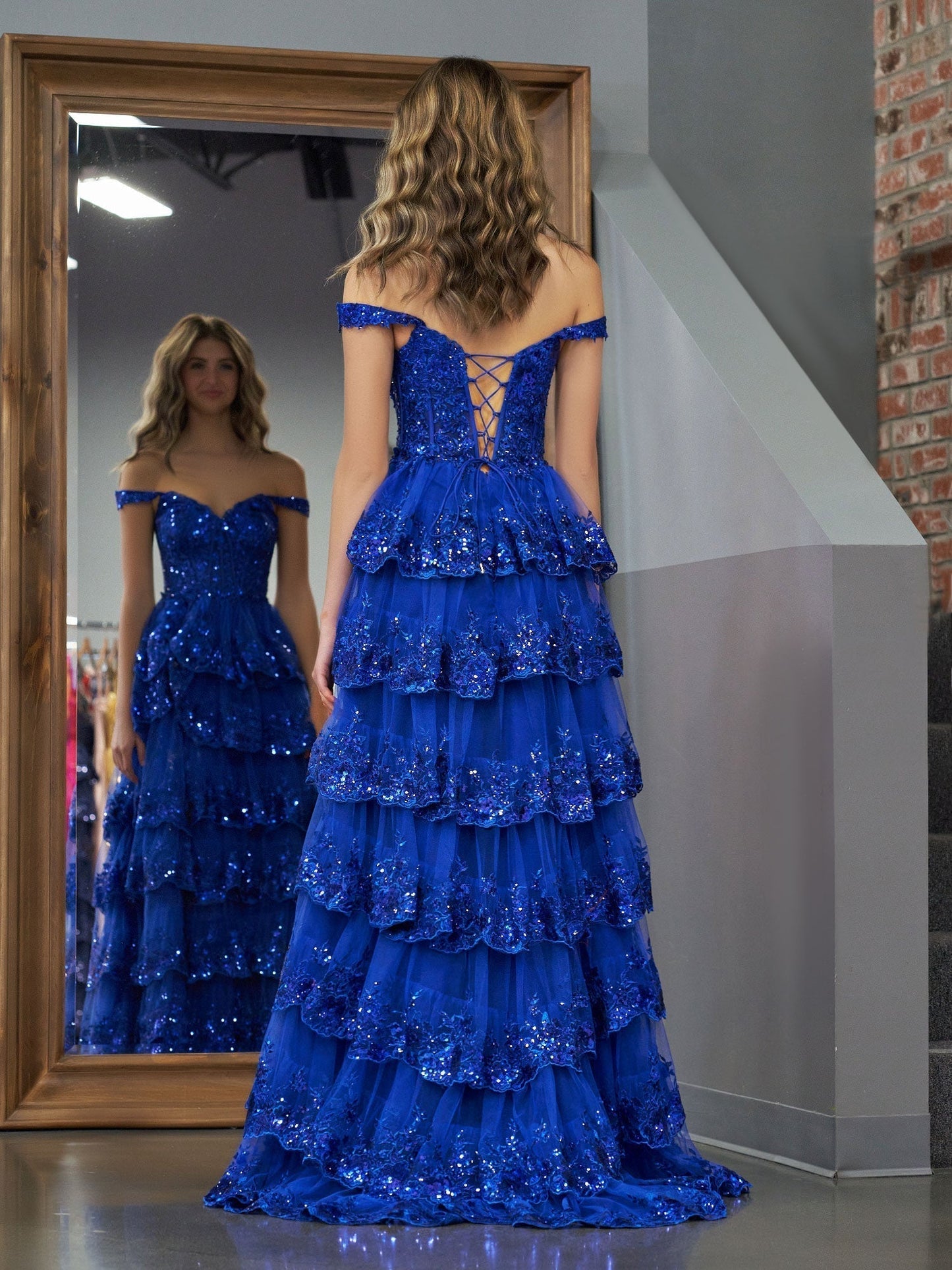 Königsblaues Prinzessinnen-A-Linien-Ballkleid mit schulterfreiem Korsett und Spitzenrüschen