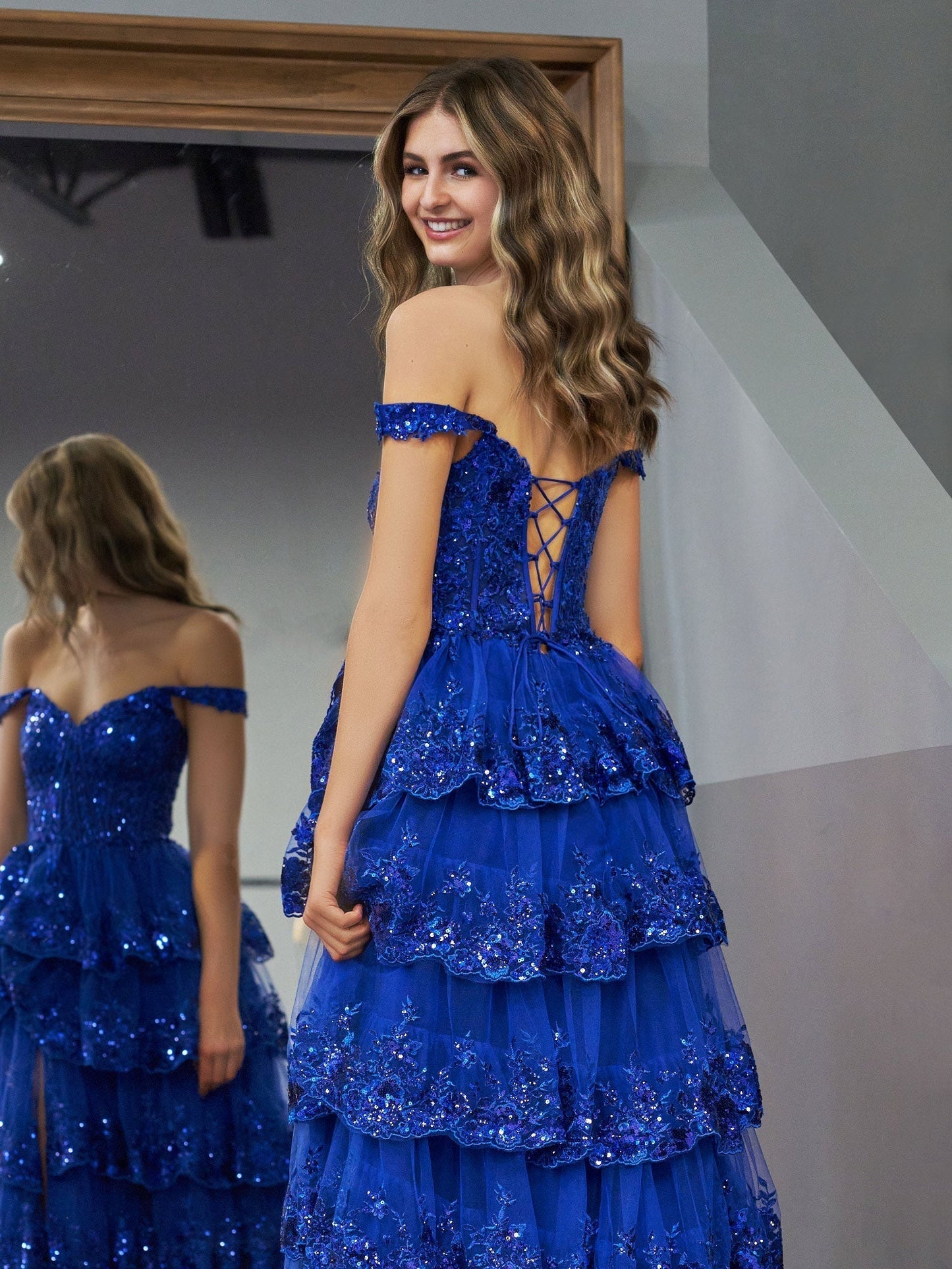 Königsblaues Prinzessinnen-A-Linien-Ballkleid mit schulterfreiem Korsett und Spitzenrüschen