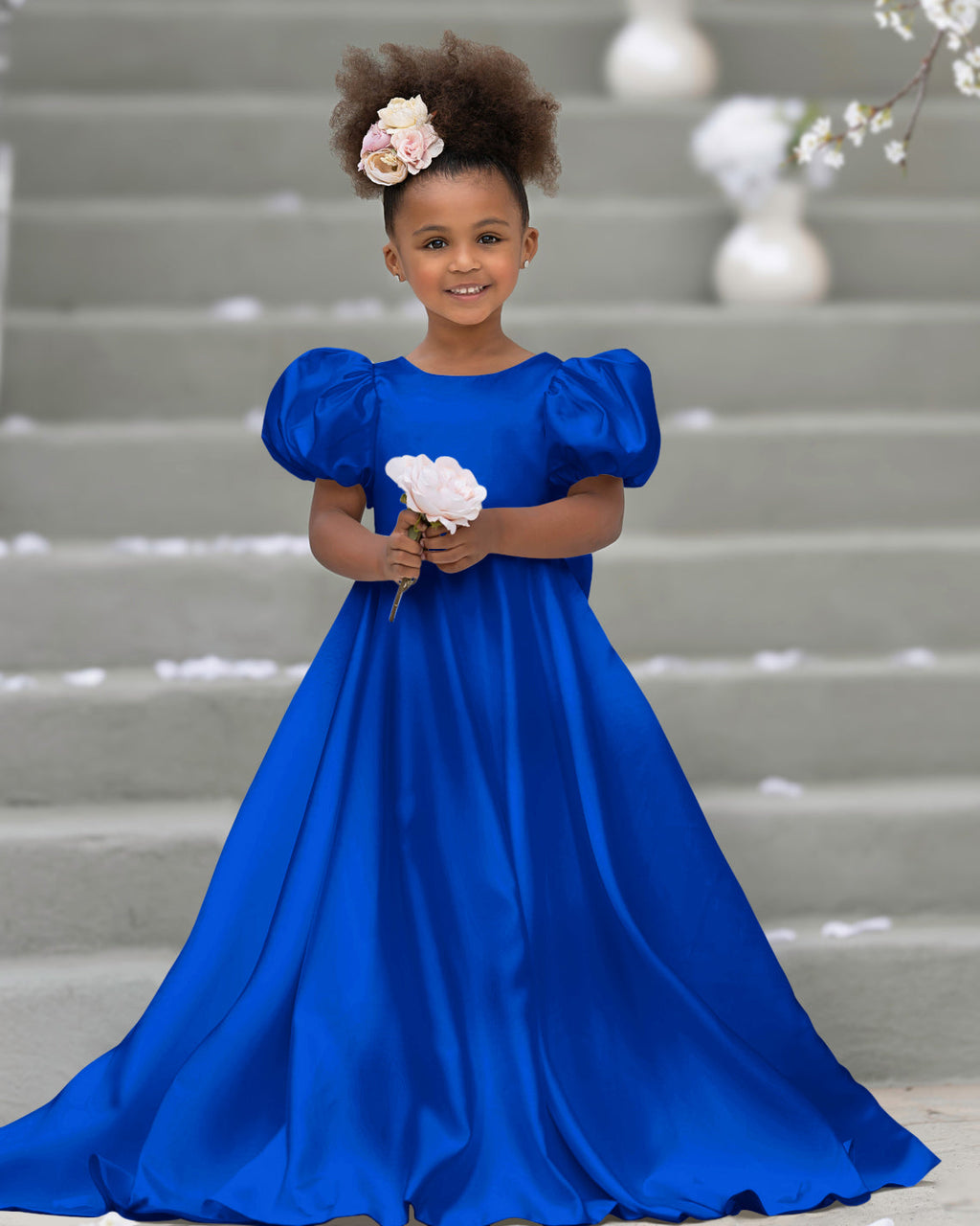 Blumenmädchenkleid mit Puffärmeln, Schleife, Knopfleiste hinten und Schleppe 
