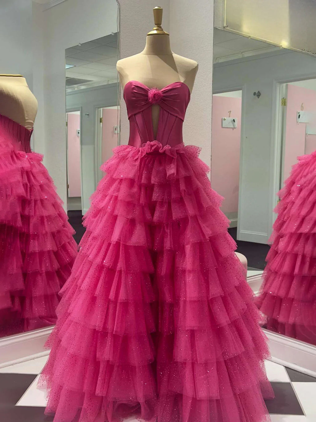 Rozara | Vestidos de fiesta largos de tul con escote corazón, escote en A y abertura en la espalda en fucsia