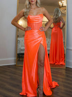 Vestido de fiesta largo color naranja con escote redondo y corte sirena de Rue