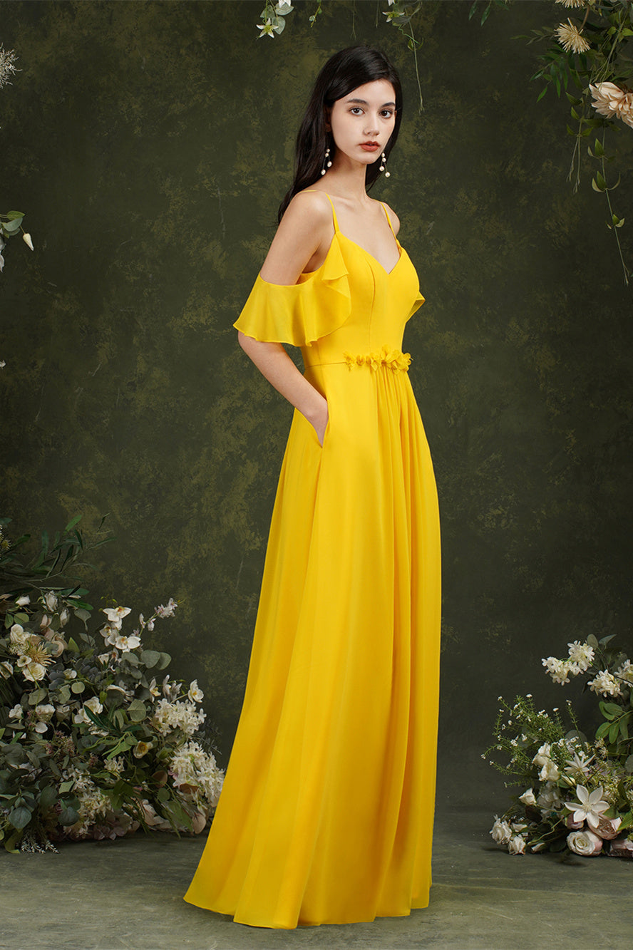 Langes Ballkleid aus Tüll mit Rüschen und Spaghettiträgern