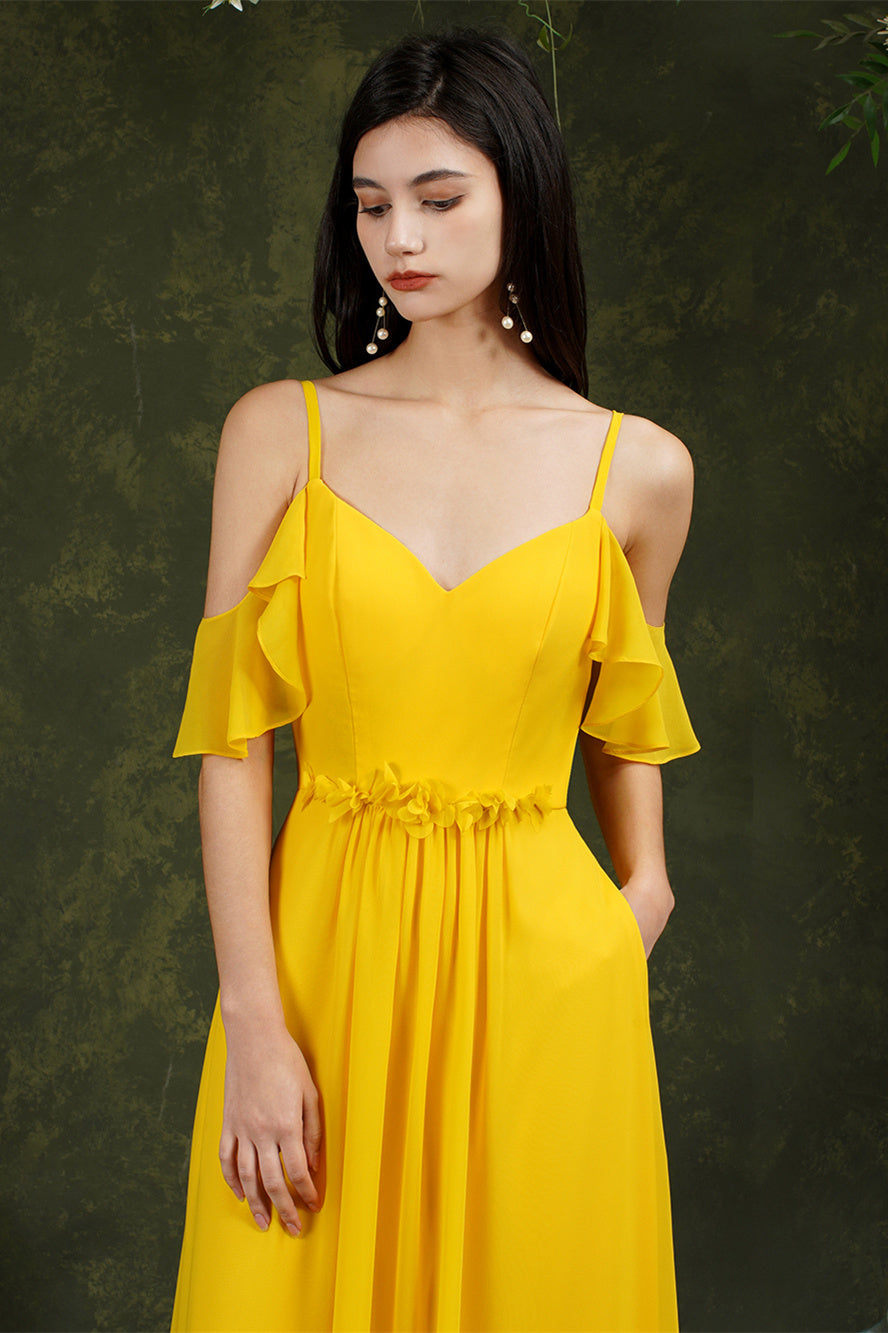 Langes Ballkleid aus Tüll mit Rüschen und Spaghettiträgern