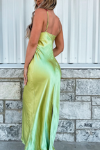 Sahara | Vestido de fiesta de satén verde con tirantes finos, apliques y corte tubo