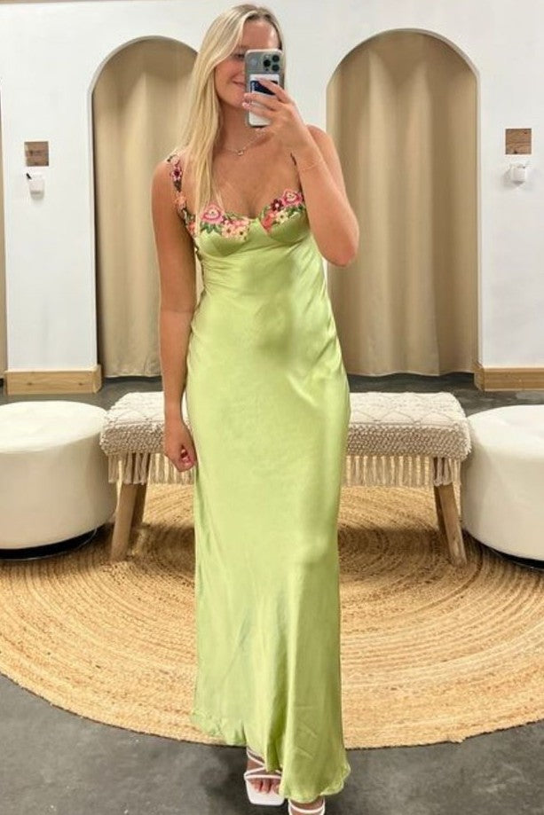 Sahara | Vestido de fiesta de satén verde con tirantes finos, apliques y corte tubo