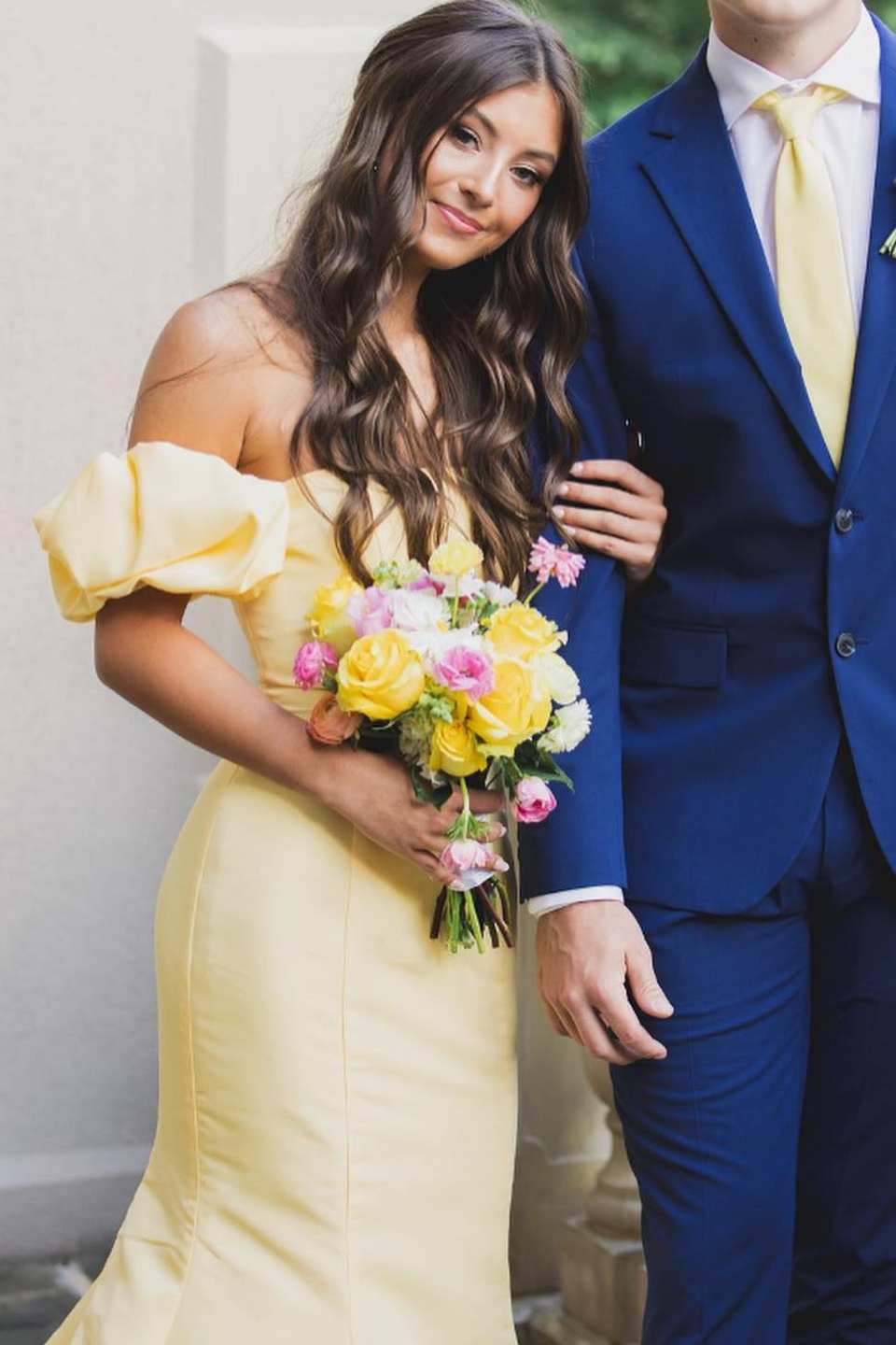 Seoni | Vestido de fiesta largo plisado de sirena, sin tirantes y de satén amarillo con mangas