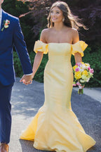 Seoni | Vestido de fiesta largo plisado de sirena, sin tirantes y de satén amarillo con mangas