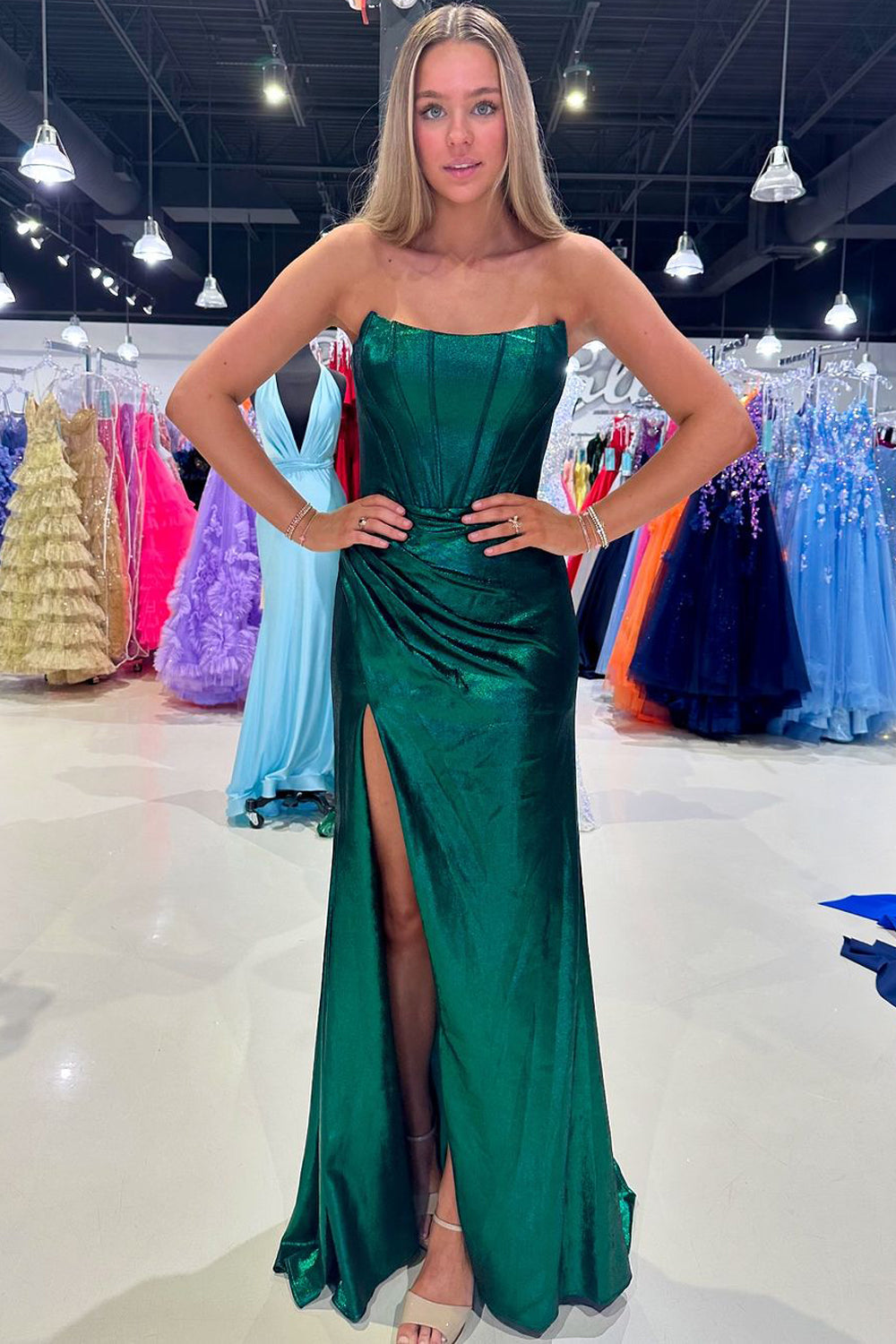 Serilda | Vestido de fiesta largo de satén verde oscuro sin tirantes y abertura
