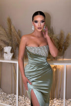 Sexy schöne ärmellose Spalte Satin Abendkleider Perlen