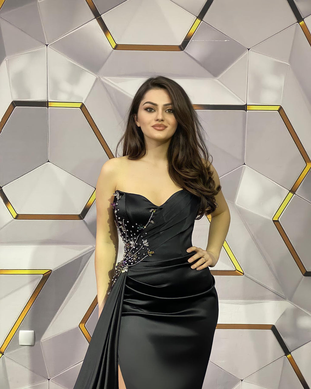 Vestido de fiesta negro sexy de corte sirena largo con escote en forma de corazón y abertura