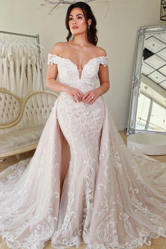 Vestido de novia sexy de sirena con encaje, escote en V, hombros descubiertos y cola de corte.