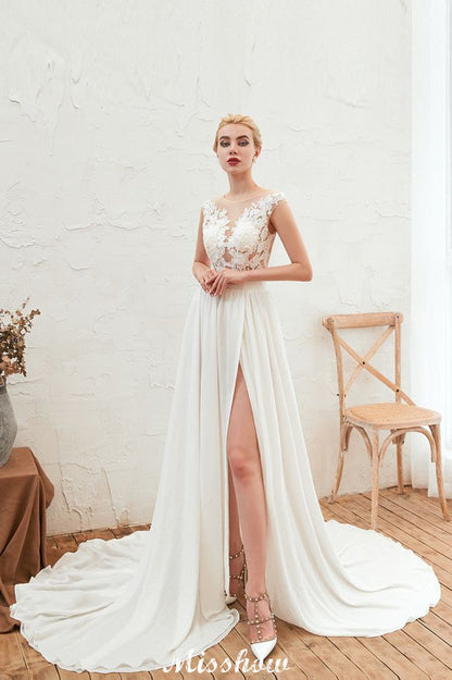 Sexy Brautkleid mit hohem Schlitz und Flügelärmeln, transparenter Rücken, elfenbeinfarbene Spitze
