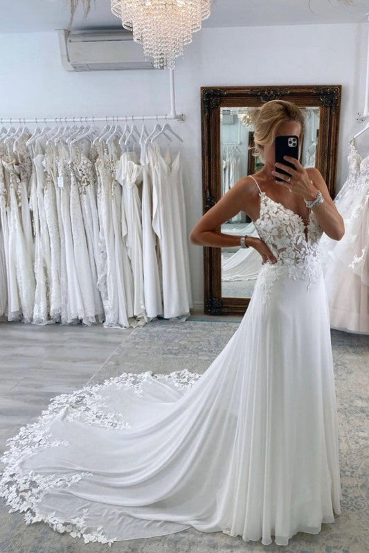 Sexy langes A-Linien-Brautkleid mit Herzausschnitt, ärmellosen Spaghettiträgern und rückenfreiem Schnitt und Kapellenschleppe