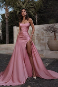 Sexy langes Meerjungfrau-Ballkleid aus trägerlosem, gerüschtem Satin mit Schlitz
