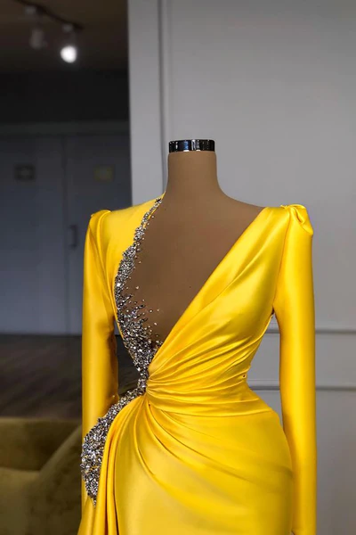 Sexy langes gelbes Ballkleid mit V-Ausschnitt, Pailletten und Schlitz und langen Ärmeln