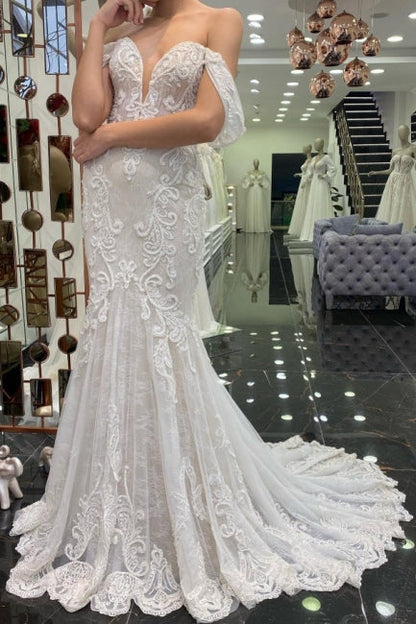 Sexy schulterfreies ärmelloses Meerjungfrau-Brautkleid in Bodenlänge aus Spitze mit Pinselschleppe 