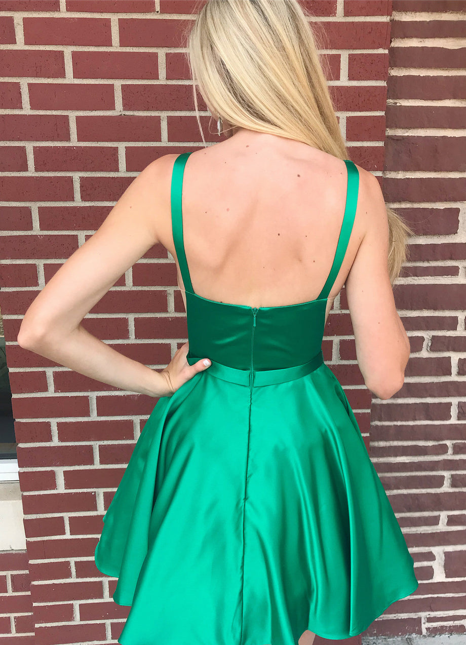 Sexy kurzes rückenfreies Satin-Heimkehrkleid mit V-Ausschnitt und Trägern