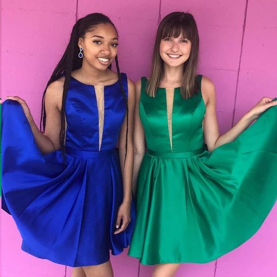 Sexy kurzes rückenfreies Satin-Heimkehrkleid mit V-Ausschnitt und Trägern
