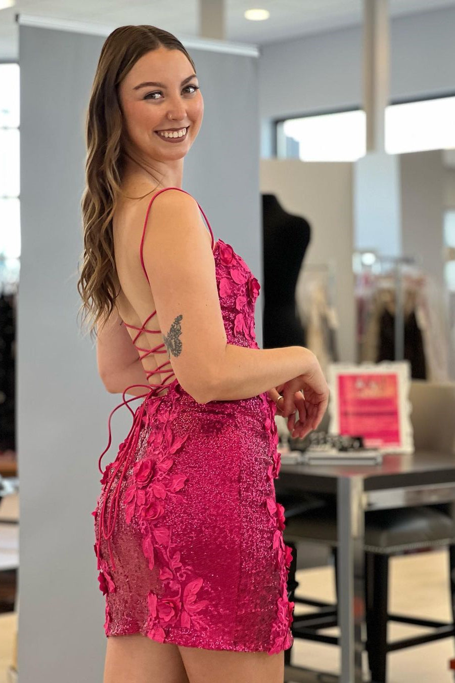 Sexy Spaghettiträger Rückenfreies Homecoming-Kleid mit Applikationen