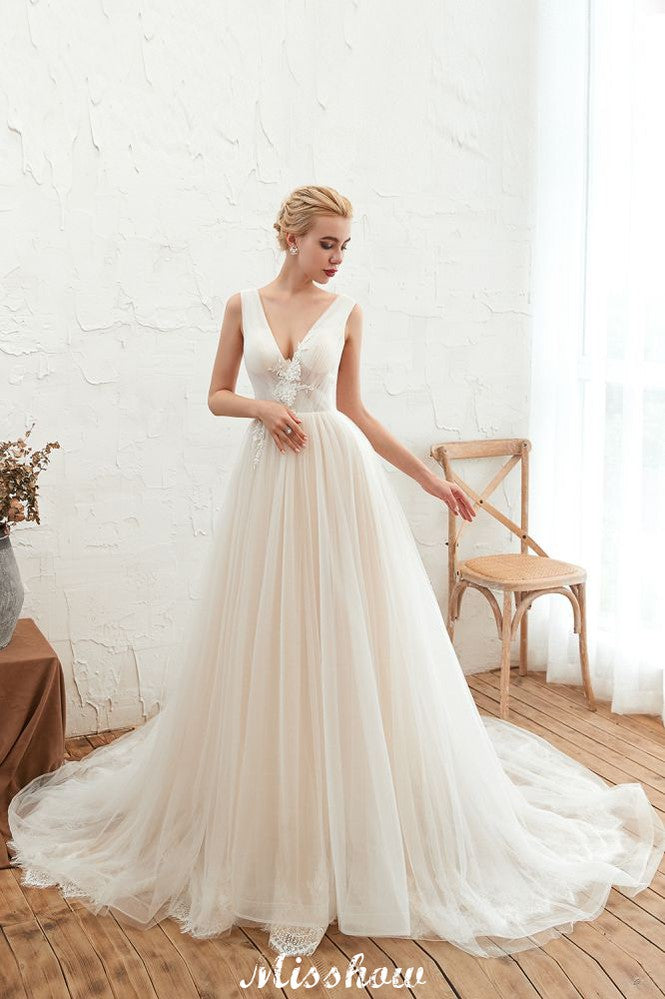 Sexy Prinzessinnen-Brautkleid aus Tüll mit V-Ausschnitt und Spitzenapplikationen