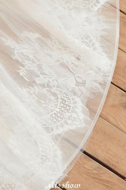 Sexy Prinzessinnen-Brautkleid aus Tüll mit V-Ausschnitt und Spitzenapplikationen