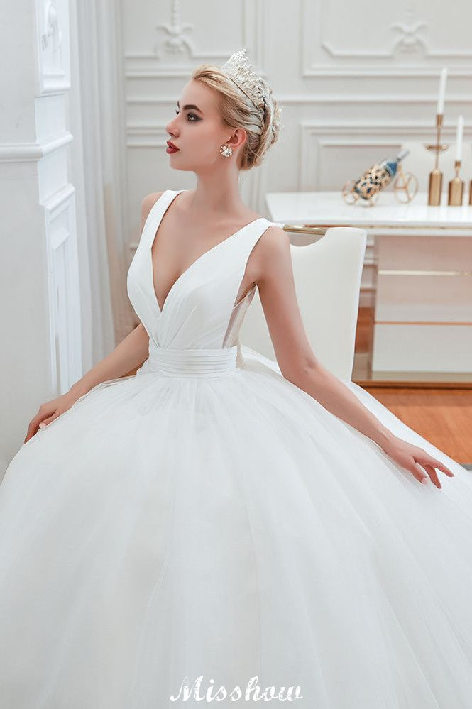 Sexy V-Ausschnitt Ärmelloses Prinzessin Frühlingshochzeitskleid | Weiße Brautkleider mit tiefem Rücken und Gürtel