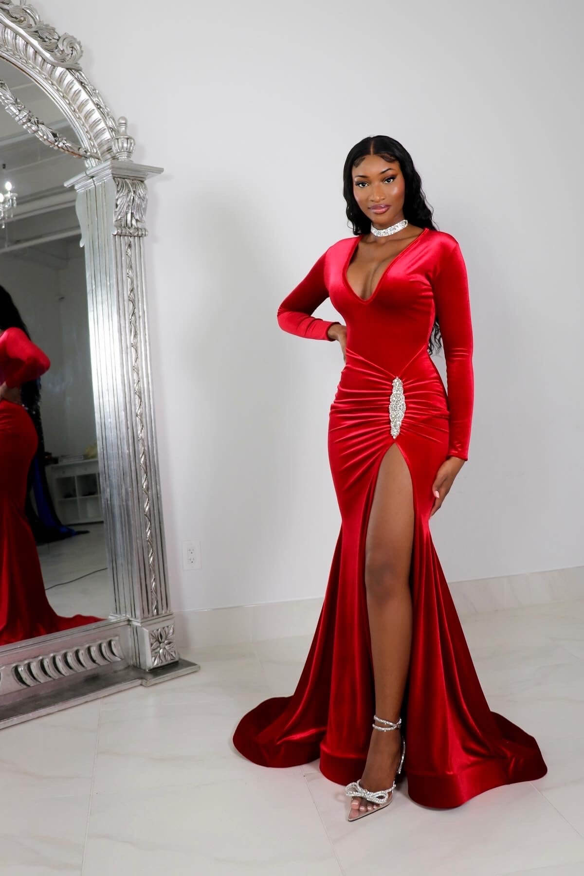 Sexy langes Meerjungfrau-Ballkleid mit V-Ausschnitt, Schlitz vorne und langen Ärmeln