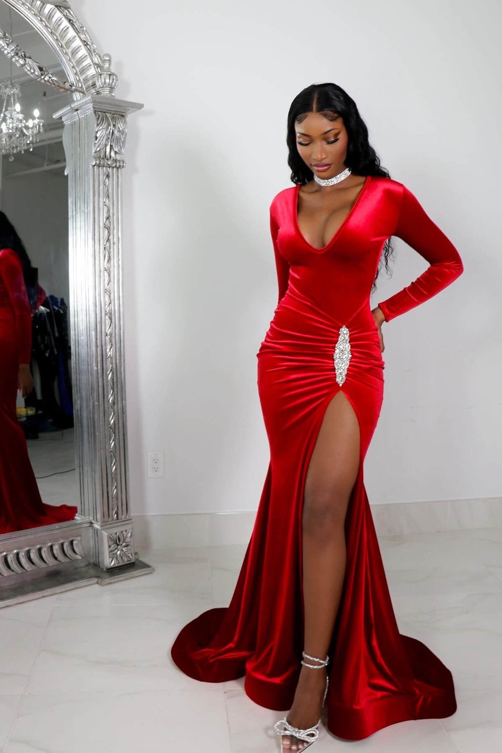 Sexy langes Meerjungfrau-Ballkleid mit V-Ausschnitt, Schlitz vorne und langen Ärmeln