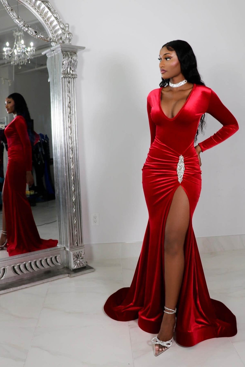 Sexy langes Meerjungfrau-Ballkleid mit V-Ausschnitt, Schlitz vorne und langen Ärmeln