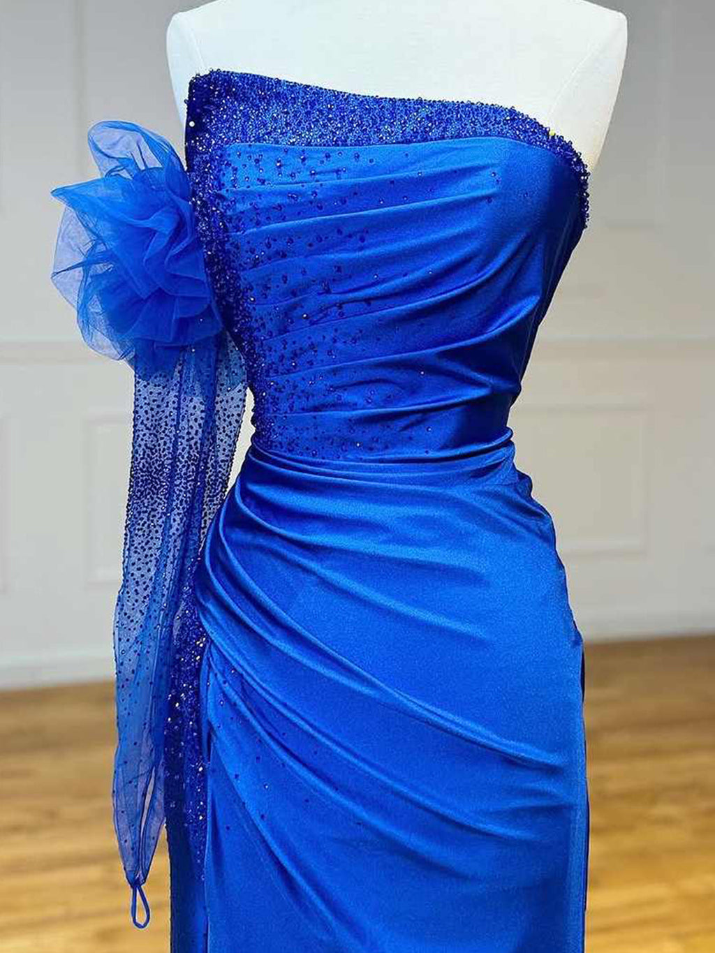 Sharice | Vestido de fiesta largo con mangas fruncidas, cuentas y corte sirena, sin tirantes