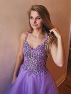 Glänzendes A-Linien-Kleid mit V-Ausschnitt und offenem Rücken aus Tüllspitze, langes Ball- und Abendkleid