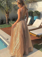 Glänzendes A-Linien-Abendkleid mit V-Ausschnitt und funkelndem, rückenfreiem, langem Abschlussballkleid