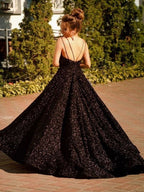 Glänzendes schwarzes langes rückenfreies A-Linien-Ballkleid mit V-Ausschnitt und Pailletten