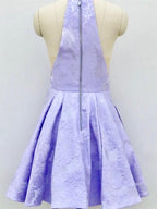 Kurzes A-Linien-Heimkehrkleid mit tiefem V-Ausschnitt und Neckholder