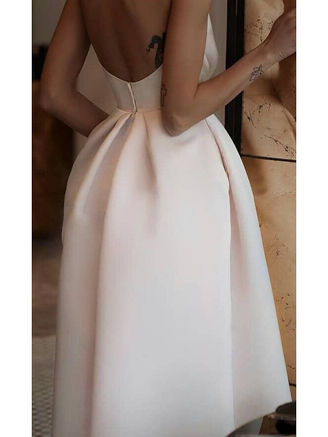 Kurzes A-Linien-Kleid aus Satin mit Rundhalsausschnitt und Spaghettiträgern und Taschen