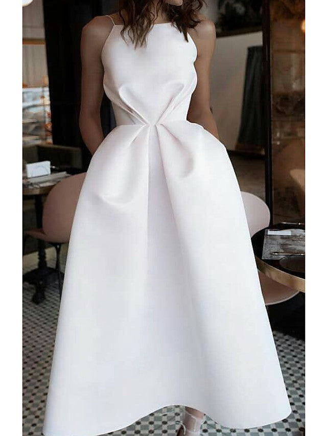 Kurzes A-Linien-Kleid aus Satin mit Rundhalsausschnitt und Spaghettiträgern und Taschen
