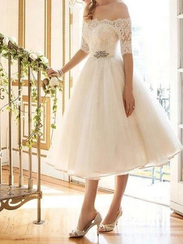 Kurzes A-Linien-Brautkleid mit schulterfreiem Spitzentüll und Ärmeln