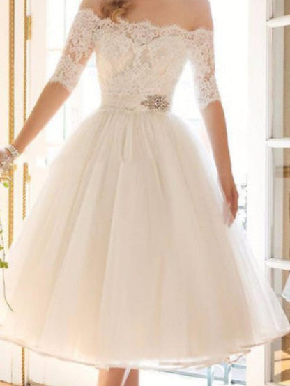 Kurzes A-Linien-Brautkleid mit schulterfreiem Spitzentüll und Ärmeln