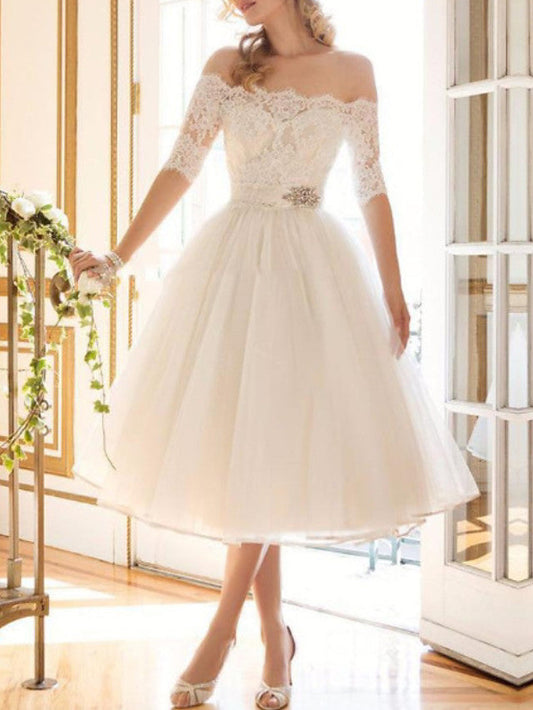 Kurzes A-Linien-Brautkleid mit schulterfreiem Spitzentüll und Ärmeln