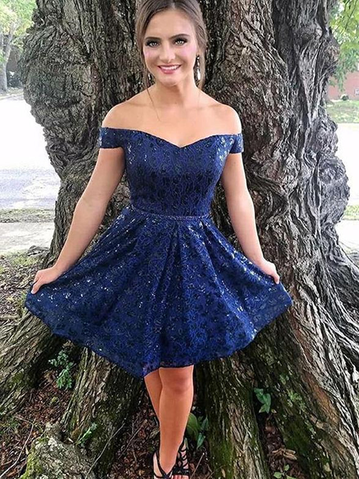 Vestidos de fiesta formales de encaje con hombros descubiertos y corte A cortos