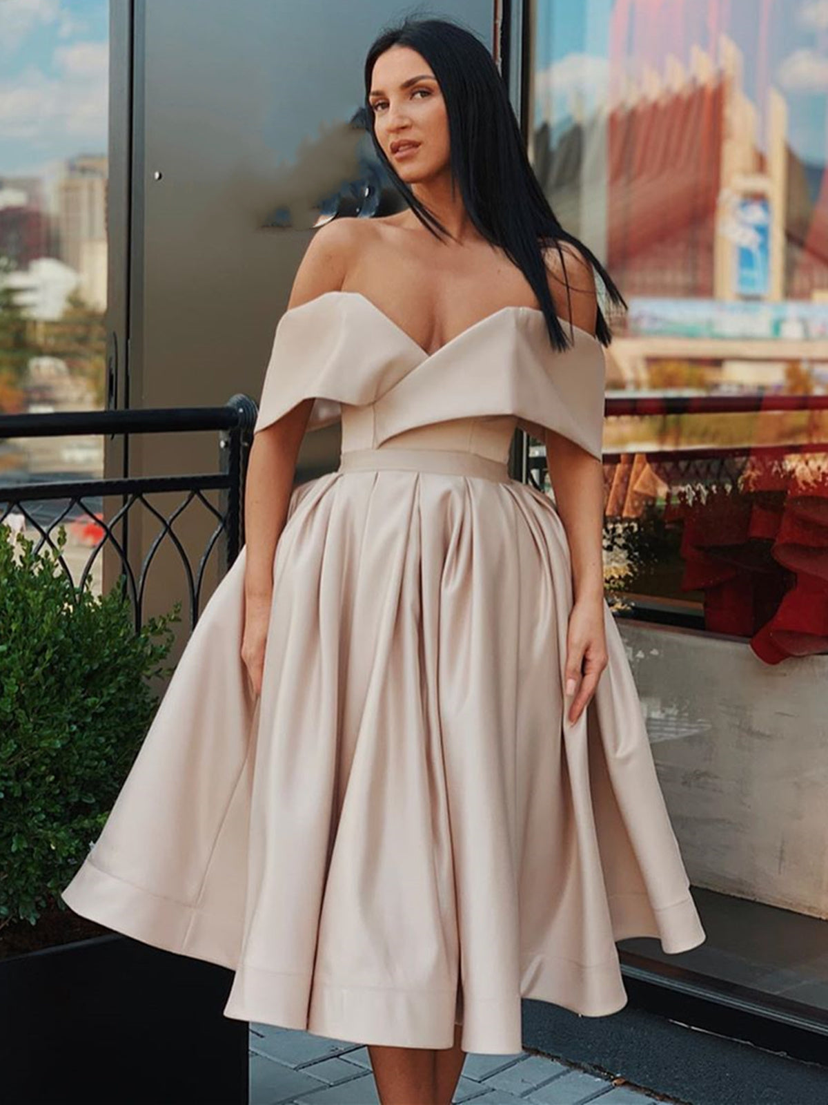 Kurzes A-Linien-Abendkleid aus Satin mit schulterfreiem Abschlussballkleid
