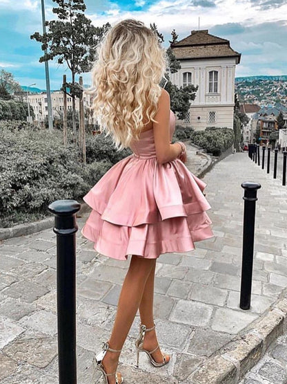 Kurzes A-Linien-Abendkleid mit One-Shoulder-Träger und Satin-Laufsteg